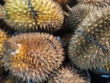 Sepette müşterilere satılık Durian meyve veya durio. Endonezya'da Durian pazarı