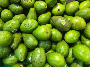 Taze meyveler avokado tezgahın üzerine yalan