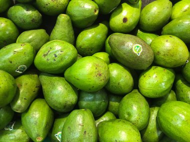 Taze meyveler avokado tezgahın üzerine yalan