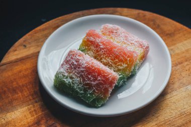 Lapis Singkong Kek veya Manyok Kek veya Bengawan Solo kek java manyok yapılan renkli, Endonezya geleneksel pasta ile