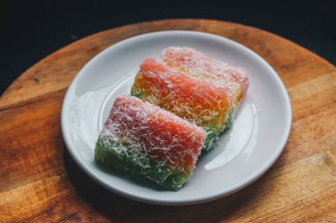 Lapis Singkong Kek veya Manyok Kek veya Bengawan Solo kek java manyok yapılan renkli, Endonezya geleneksel pasta ile