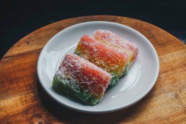 Lapis Singkong Kek veya Manyok Kek veya Bengawan Solo kek java manyok yapılan renkli, Endonezya geleneksel pasta ile