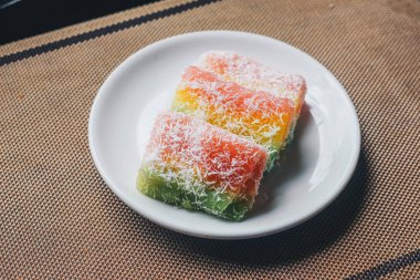 Lapis Singkong Kek veya Manyok Kek veya Bengawan Solo kek java manyok yapılan renkli, Endonezya geleneksel pasta ile