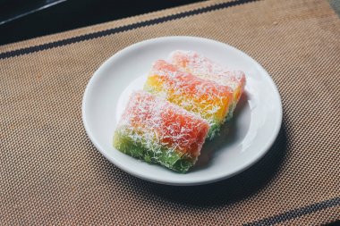 Lapis Singkong Kek veya Manyok Kek veya Bengawan Solo kek java manyok yapılan renkli, Endonezya geleneksel pasta ile