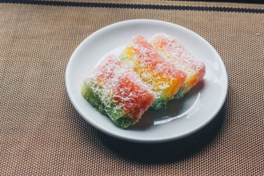 Lapis Singkong Kek veya Manyok Kek veya Bengawan Solo kek java manyok yapılan renkli, Endonezya geleneksel pasta ile