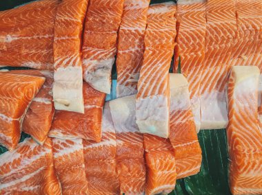 Taze Çiğ Somon Kırmızı Balık Biftek soğutulmuş pazar ekranda izole