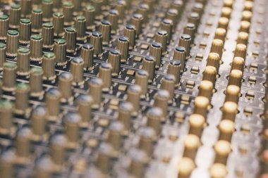 Ses veya ses karıştırıcı veya konser, kayıt, yayıncılık, müzik prodüksiyon arka plan için ekolayzır. ses kontrol paneli, birçok gölgeli, ses seviyesi düğmeleri