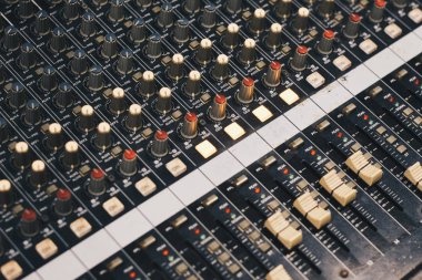 Ses veya ses karıştırıcı veya konser, kayıt, yayıncılık, müzik prodüksiyon arka plan için ekolayzır. ses kontrol paneli, birçok gölgeli, ses seviyesi düğmeleri