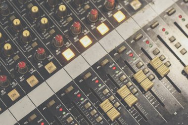 Ses veya ses karıştırıcı veya konser, kayıt, yayıncılık, müzik prodüksiyon arka plan için ekolayzır. ses kontrol paneli, birçok gölgeli, ses seviyesi düğmeleri