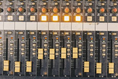 Ses veya ses karıştırıcı veya konser, kayıt, yayıncılık, müzik prodüksiyon arka plan için ekolayzır. ses kontrol paneli, birçok gölgeli, ses seviyesi düğmeleri