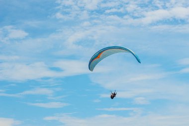 Spor, mavi gökyüzünde kanat uçan yamaçparaşütü