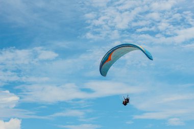 Spor, mavi gökyüzünde kanat uçan yamaçparaşütü