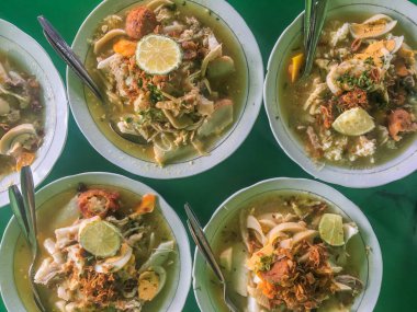 Soto Banjar veya Geleneksel Endonezya Tavuk Çorbası. Yeşil masada izole Banjarmasin Endonezya Geleneksel Gıda. endonezya gıda incelik