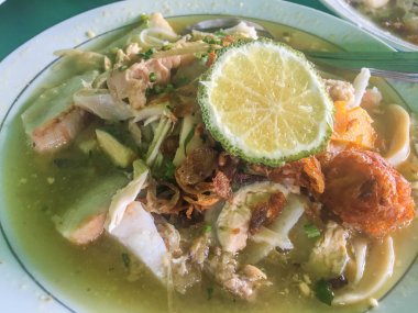 Soto Banjar veya Geleneksel Endonezya Tavuk Çorbası. Yeşil masada izole Banjarmasin Endonezya Geleneksel Gıda. endonezya gıda incelik 