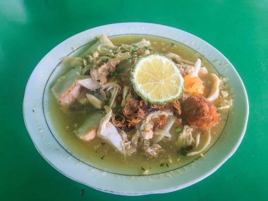 Soto Banjar veya Geleneksel Endonezya Tavuk Çorbası. Yeşil masada izole Banjarmasin Endonezya Geleneksel Gıda. endonezya gıda incelik 
