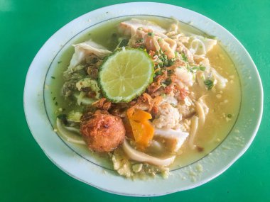 Soto Banjar veya Geleneksel Endonezya Tavuk Çorbası. Yeşil masada izole Banjarmasin Endonezya Geleneksel Gıda. endonezya gıda incelik 