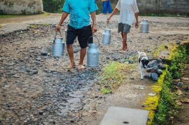 Boyolali Geleneksel süt işçileri veya Süt erkekler, Endonezya geleneksel çiftlikten Metal Parlak Süt Konteyner veya su ısıtıcısı Geleneksel Can getirmek