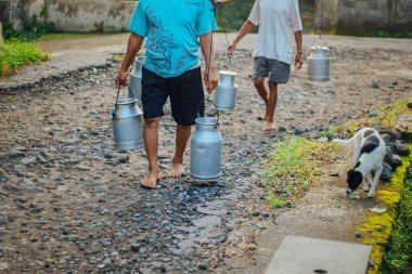 Boyolali Geleneksel süt işçileri veya Süt erkekler, Endonezya geleneksel çiftlikten Metal Parlak Süt Konteyner veya su ısıtıcısı Geleneksel Can getirmek