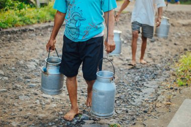 Boyolali Geleneksel süt işçileri veya Süt erkekler, Endonezya geleneksel çiftlikten Metal Parlak Süt Konteyner veya su ısıtıcısı Geleneksel Can getirmek