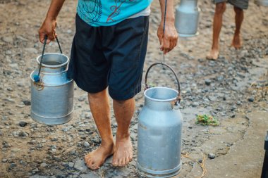 Boyolali Geleneksel süt işçileri veya Süt erkekler, Endonezya geleneksel çiftlikten Metal Parlak Süt Konteyner veya su ısıtıcısı Geleneksel Can getirmek