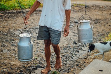 Geleneksel süt işçisi veya Süt adam Boyolali, Endonezya geleneksel çiftlikten Metal Parlak Süt Konteyner veya su ısıtıcısı Geleneksel Can getirmek