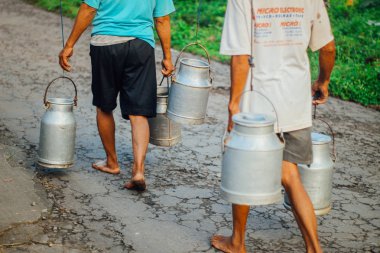 Boyolali Geleneksel süt işçileri veya Süt erkekler, Endonezya geleneksel çiftlikten Metal Parlak Süt Konteyner veya su ısıtıcısı Geleneksel Can getirmek