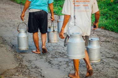 Boyolali Geleneksel süt işçileri veya Süt erkekler, Endonezya geleneksel çiftlikten Metal Parlak Süt Konteyner veya su ısıtıcısı Geleneksel Can getirmek