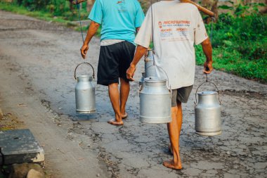 Boyolali Geleneksel süt işçileri veya Süt erkekler, Endonezya geleneksel çiftlikten Metal Parlak Süt Konteyner veya su ısıtıcısı Geleneksel Can getirmek