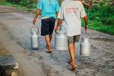 Boyolali Geleneksel süt işçileri veya Süt erkekler, Endonezya geleneksel çiftlikten Metal Parlak Süt Konteyner veya su ısıtıcısı Geleneksel Can getirmek