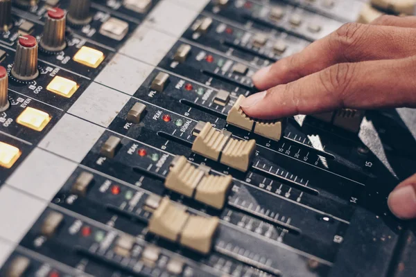 Mãos Engenheiro Som Masculino Trabalhando Ajustando Som Mixer Áudio Equalizador — Fotografia de Stock