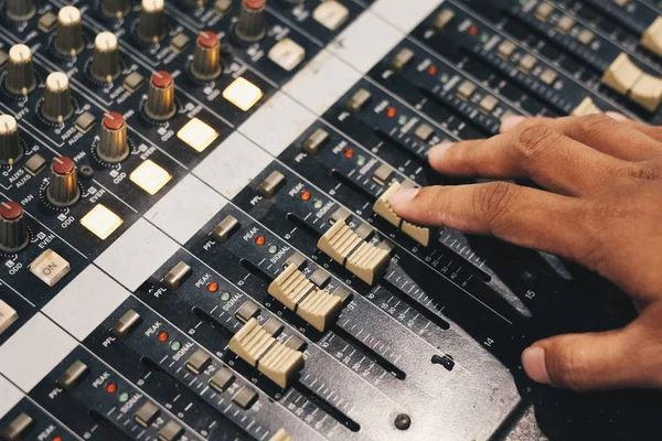 Mãos Engenheiro Som Masculino Trabalhando Ajustando Som Mixer Áudio Equalizador — Fotografia de Stock