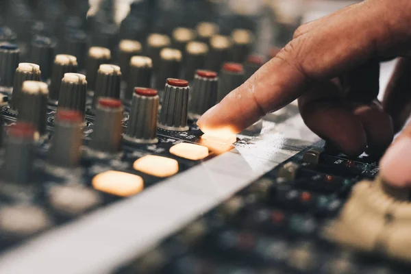 Mãos Engenheiro Som Masculino Trabalhando Ajustando Som Mixer Áudio Equalizador — Fotografia de Stock