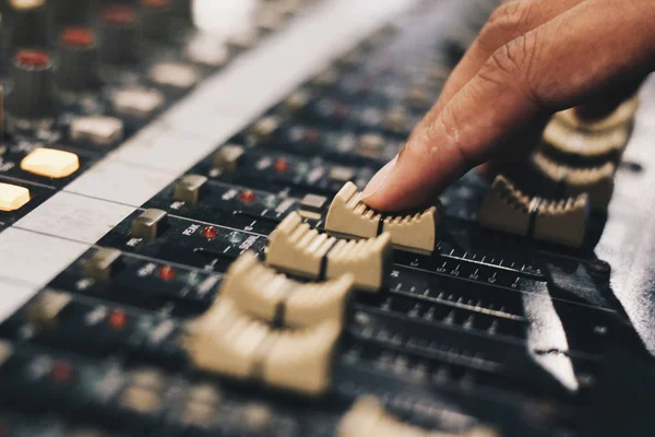Mãos Engenheiro Som Masculino Trabalhando Ajustando Som Mixer Áudio Equalizador — Fotografia de Stock
