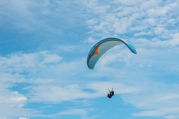 Летающий параплан, крыло в голубом небе
