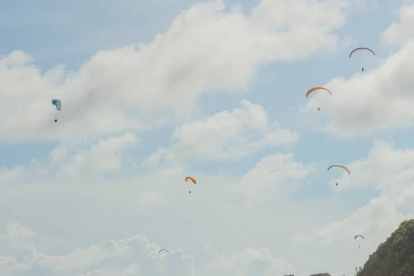 Parapente Uma Praia Bali Indonésia Parapente Tandem Voando Sobre Praia — Fotografia de Stock