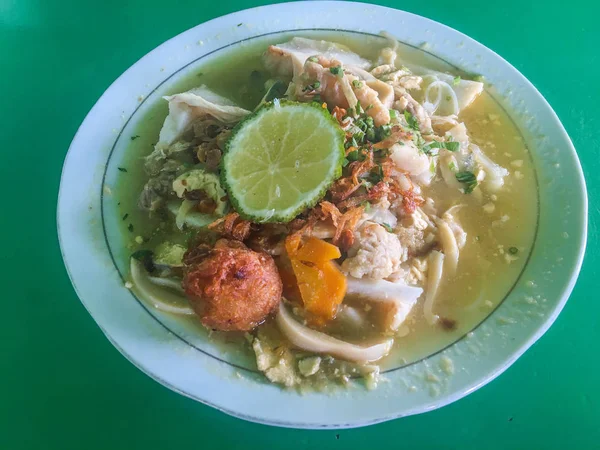 Soto Banjar veya Geleneksel Endonezya Tavuk Çorbası. Yeşil masada izole Banjarmasin Endonezya Geleneksel Gıda. endonezya gıda incelik 