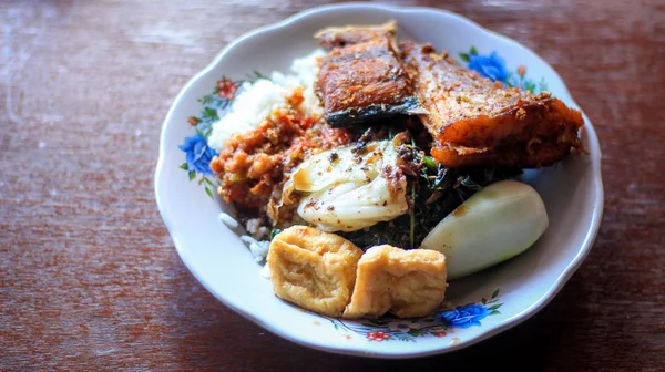 Nasi Tempong Eller Sego Tempong Traditionell Kryddig Kulinarisk Mat Banyuwangi — Stockfoto