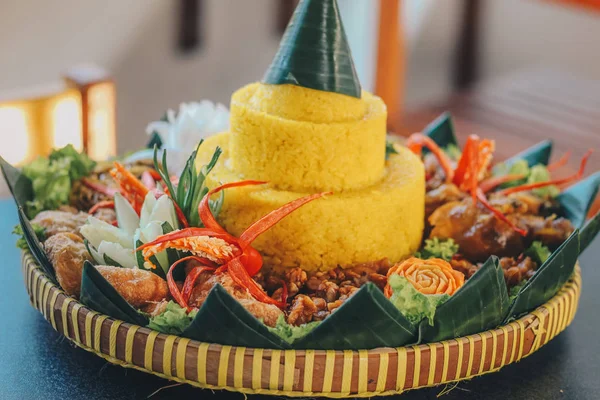 Nasi Tumpeng, Java geleneksel gıdalar siyah arka plan üzerinde izole. Bağımsızlık kutlamaları için ülkede çeşitli bölgesel mutfaklardan yan yemekleri ile sarı pirinç Endonezya rijsttafel