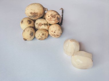 Lansium paraziticum veya Langsat, Longkong, Duku, Lansium paraziticum beyaz arka plan üzerinde izole