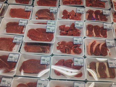 Endonezya - 3 Şubat 2019: Süpermarketraflarında taze çiğ et
