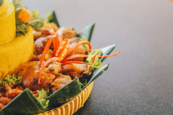 Nasi Tumpeng Java Traditionella Foodisolated Svart Bakgrund Indonesiska Rijsttafel Gult — Stockfoto