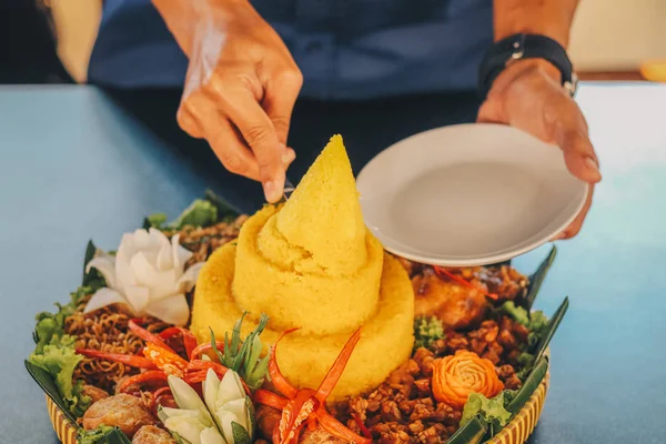 Ręcznie Cięte Nasi Tumpeng Nusantara Nożem Uroczystości Opracowanie Indonezyjski Rijsttafel — Zdjęcie stockowe