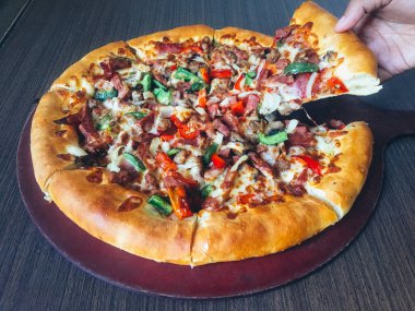 insan el koyu masada servis et ve sebze ile pizza dilim alarak