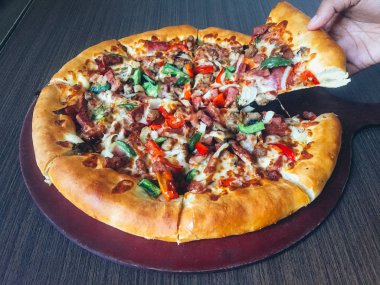 insan el koyu masada servis et ve sebze ile pizza dilim alarak