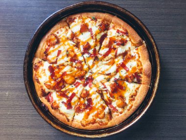 peynir, sos ve sebze koyu masada servis ile sulu pizza