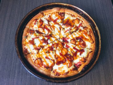 peynir, sos ve sebze koyu masada servis ile sulu pizza