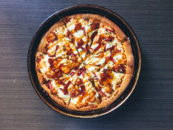 peynir, sos ve sebze koyu masada servis ile sulu pizza