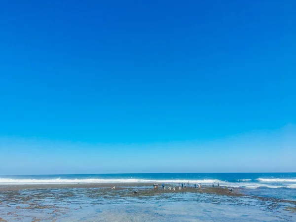 Gunung Kidul Güzel Plaj Endonezya Insanlarla Gün Işığında Mercan Kaya — Stok fotoğraf
