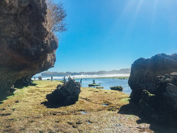 Gyönyörű Strand Gunung Kidul Indonézia Napfény Emberekkel Korall Szikla Zöld — Stock Fotó