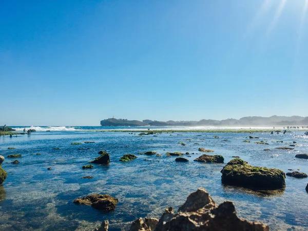 Mooi Strand Gunung Kidul Indonesië Bij Daglicht Met Mensen Koraal — Stockfoto